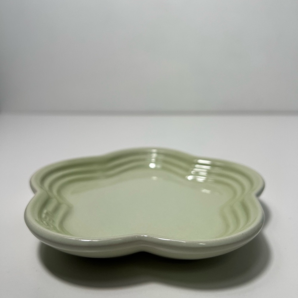 Le Creuset Stoneware Flower Petal Scalloped Trinket Dish Plate Tray - Picture 3 of 10